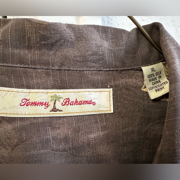 Tommy Bahama - 100% Silk Men’s XL button down shirt - Picture 3 of 4